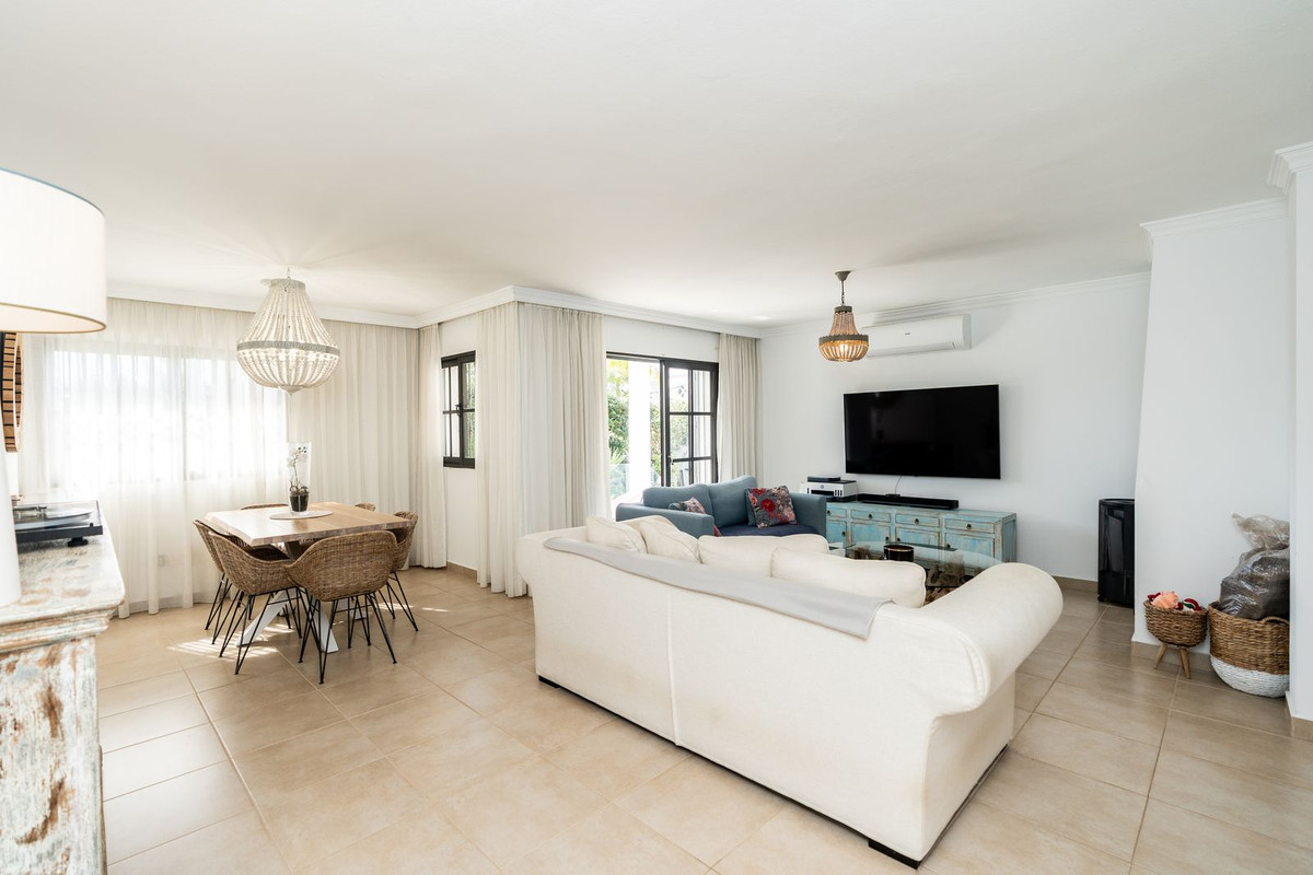 5 Bedroom Villa in Estepona - Photo 10
