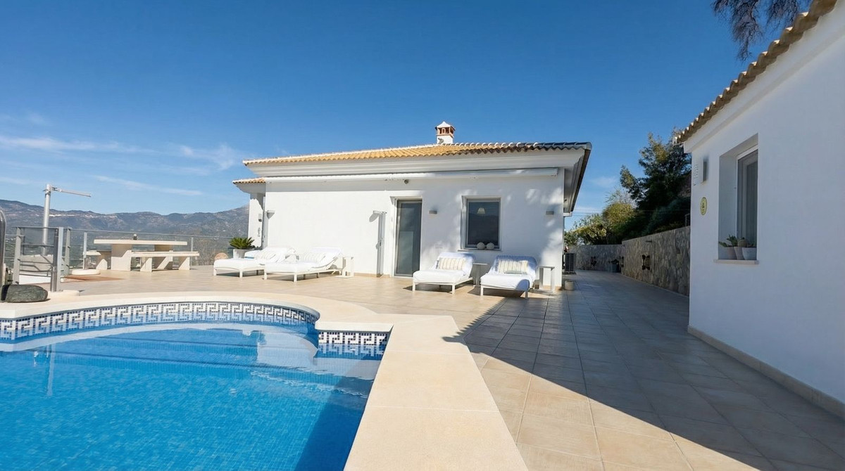 Chalet de 4 dormitorios con piscina en Málaga – Foto 18