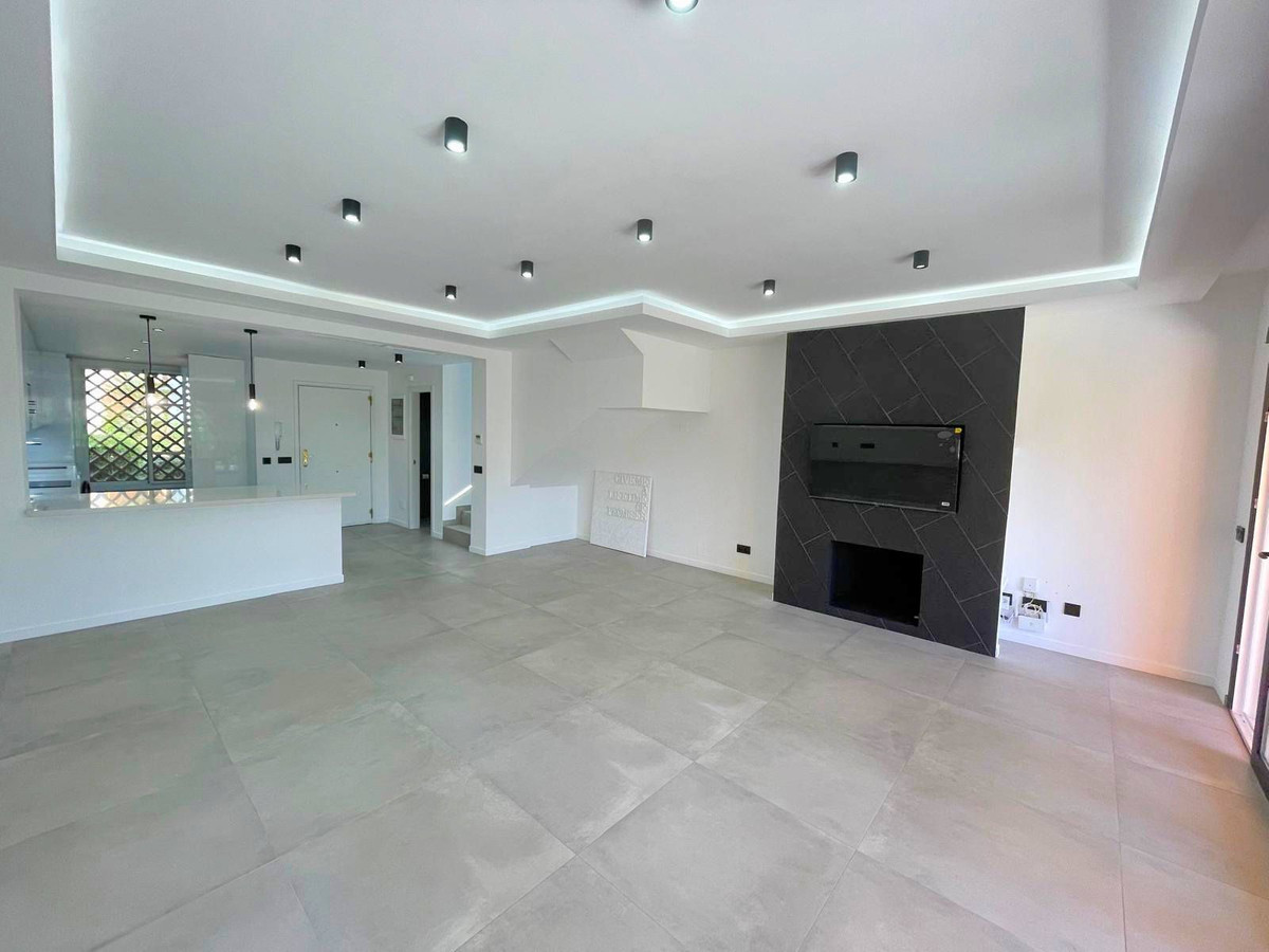 3 Bedroom Townhouse in Estepona - Photo 4