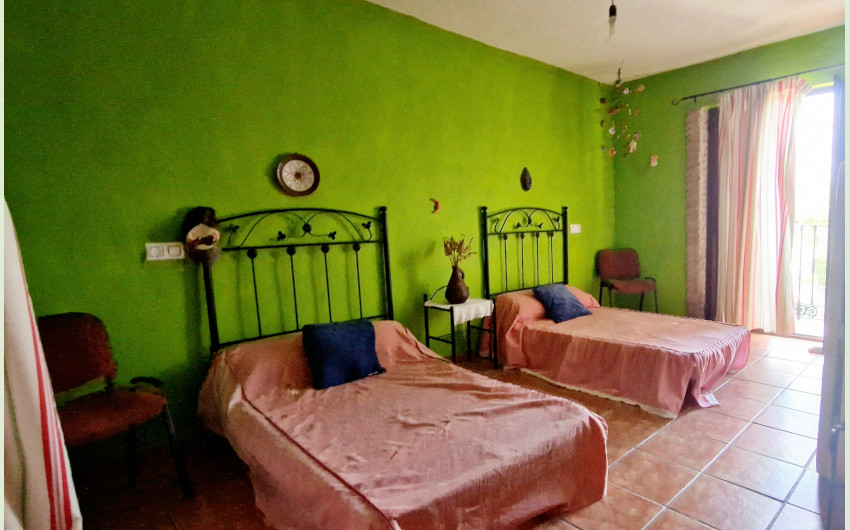 5 Bedroom Townhouse in Jimena de la Frontera - Photo 2