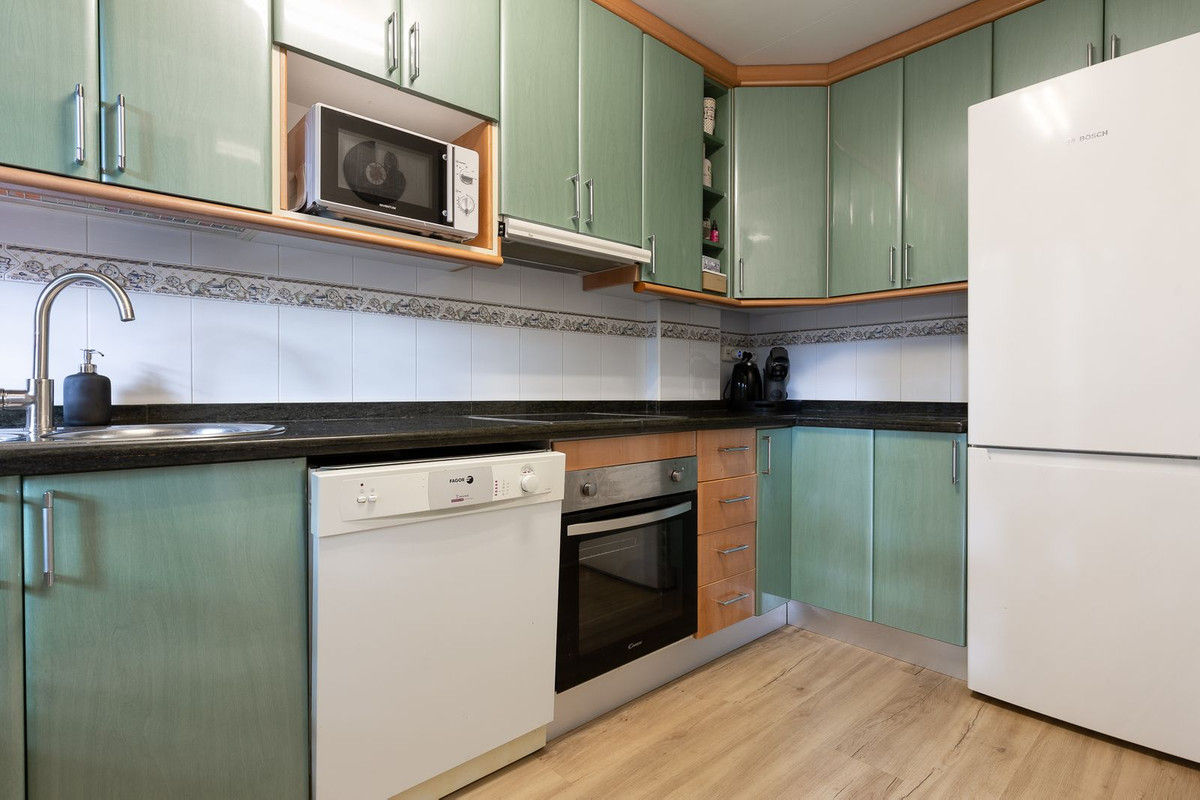 2 Bedroom Apartment in Torremolinos - Photo 5