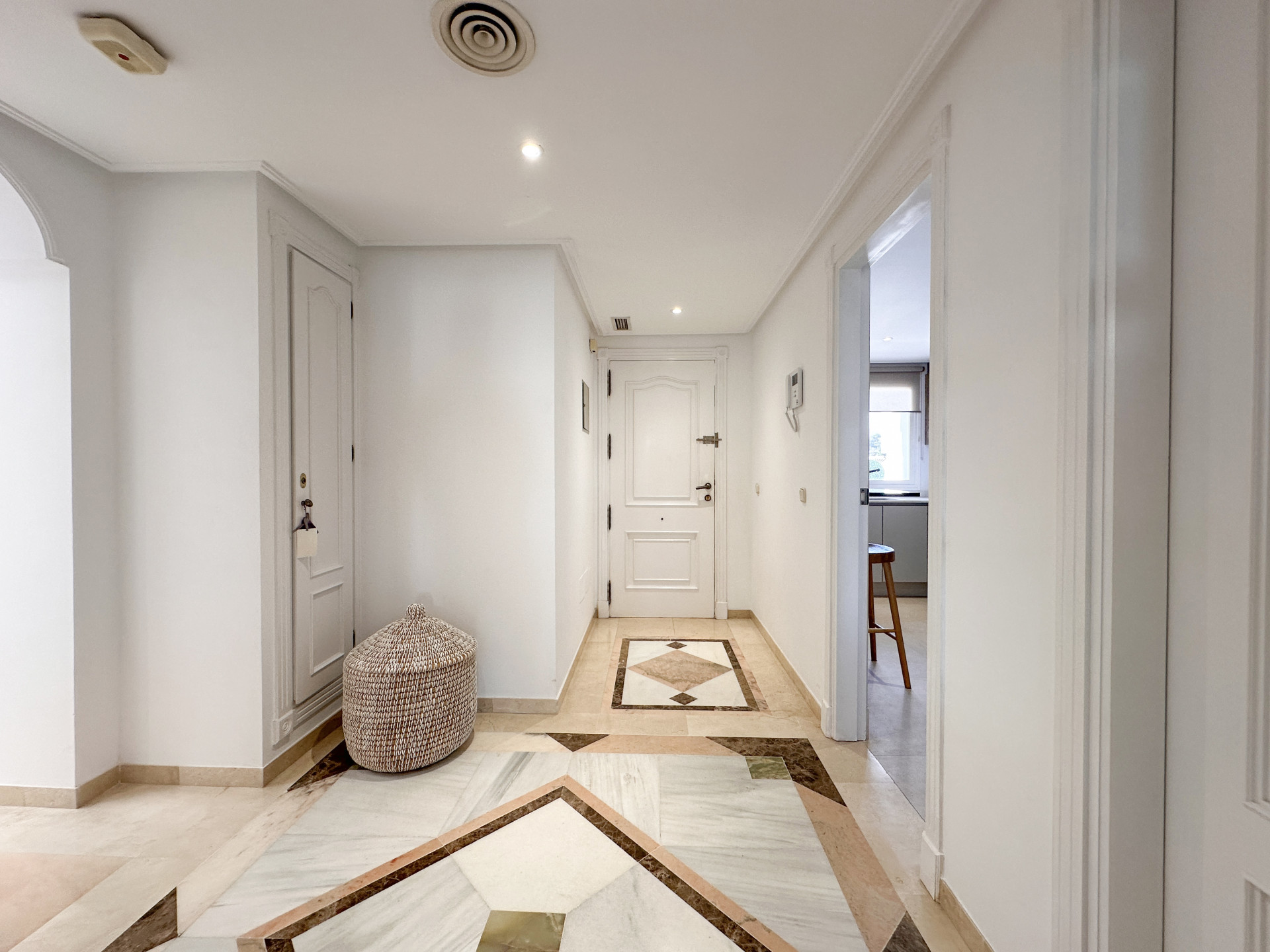 3 Bedroom Penthouse in Estepona - Photo 3