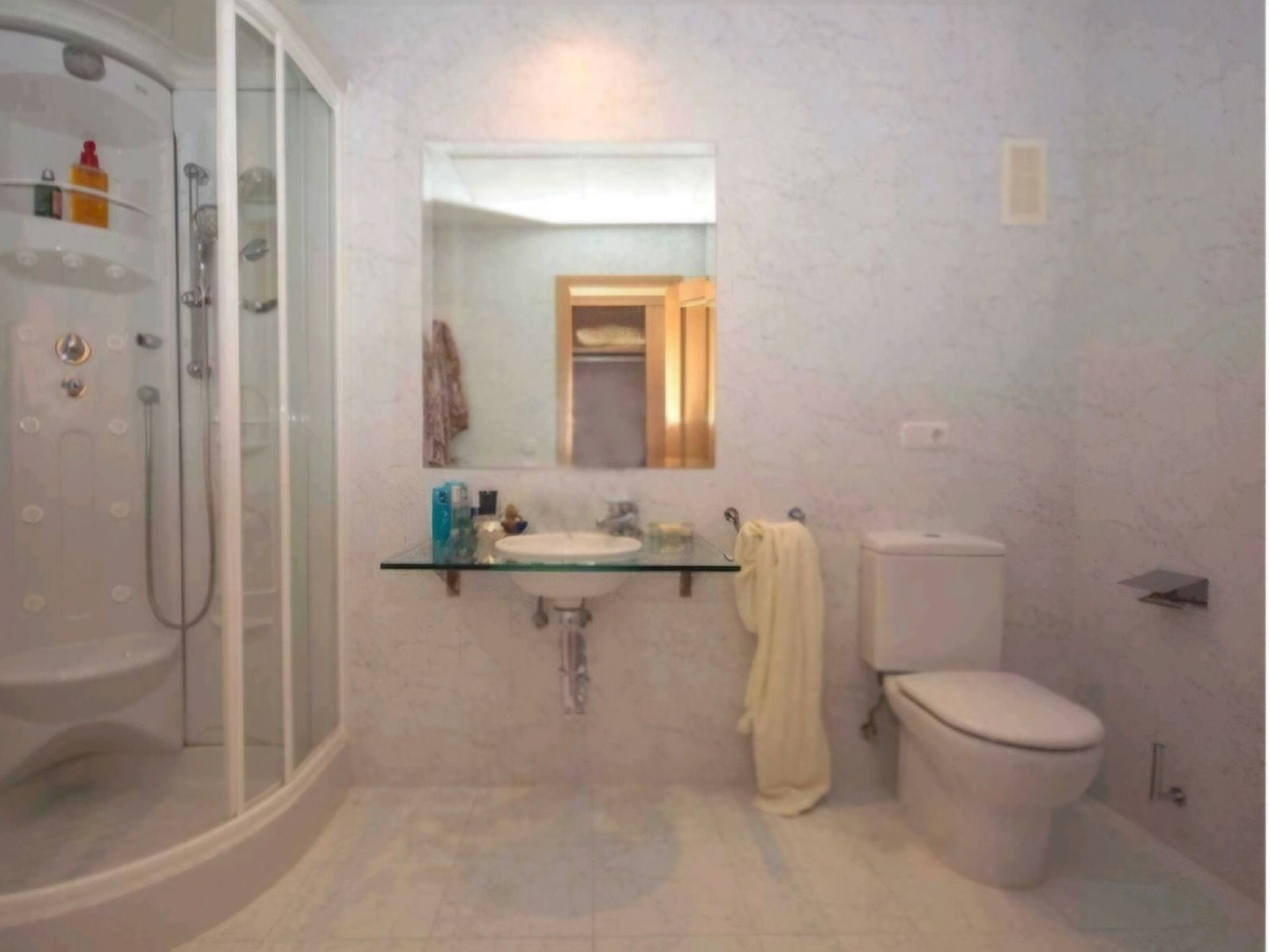 4 Bedroom Apartment in Estepona - Photo 15
