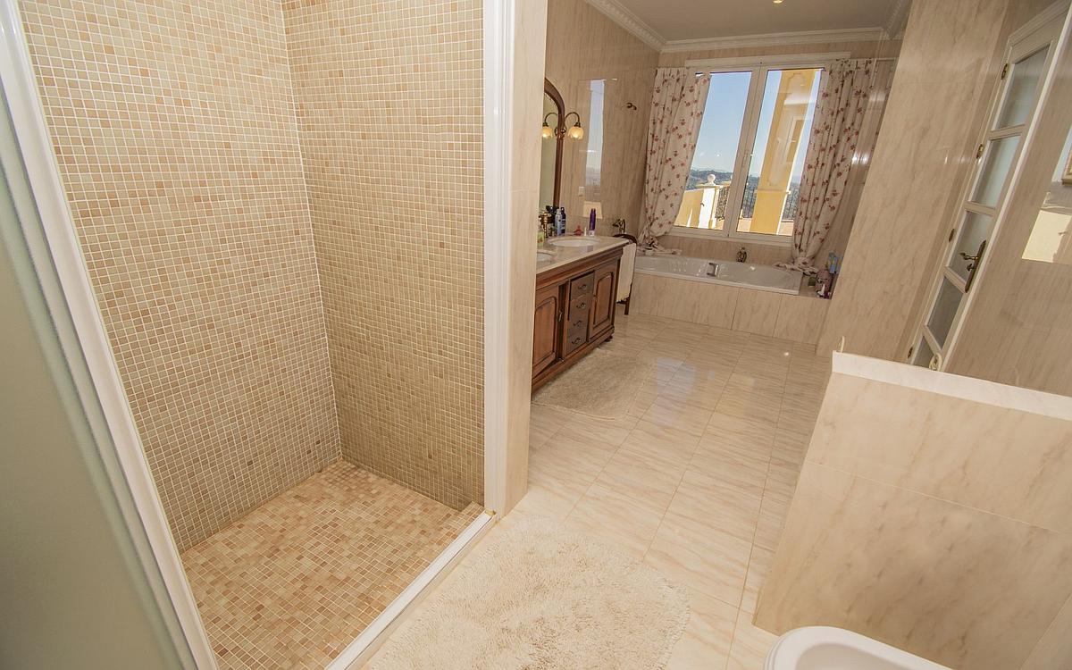 7 Bedroom Villa in Estepona - Photo 14