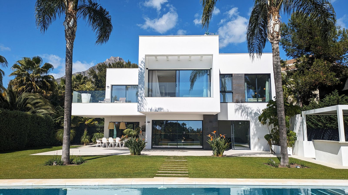 5 Bedroom Villa in Marbella - Photo 2