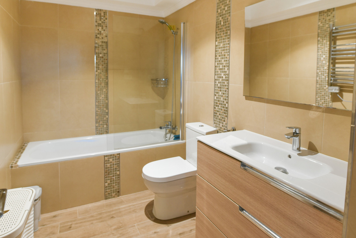 5 Bedroom Villa in Marbella - Photo 46