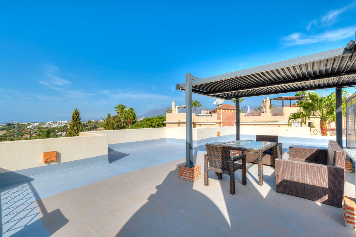 1 Bedroom Apartment in Benahavís - Photo 11