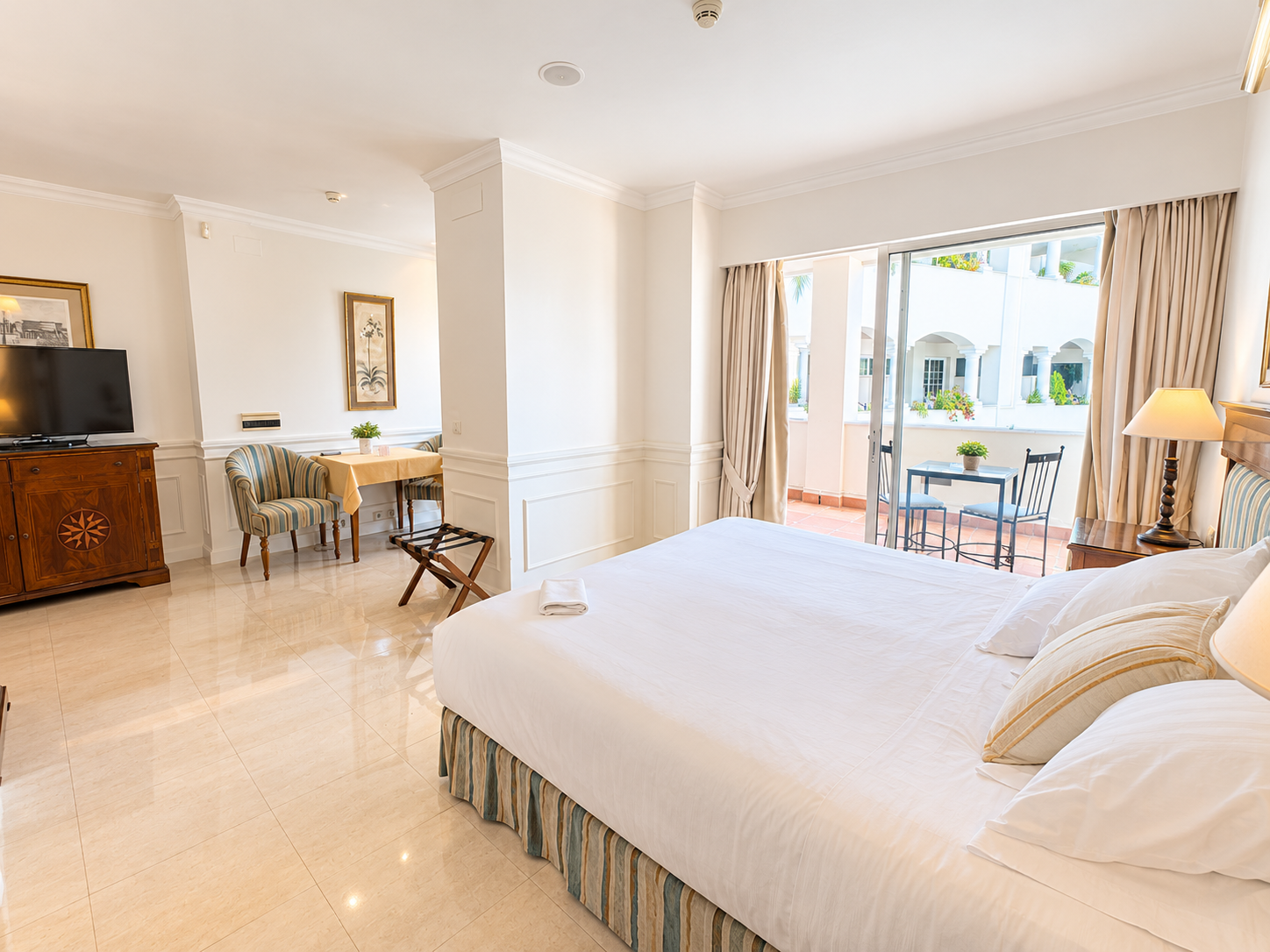 1 Bedroom Apartment in Marbella - Photo 3