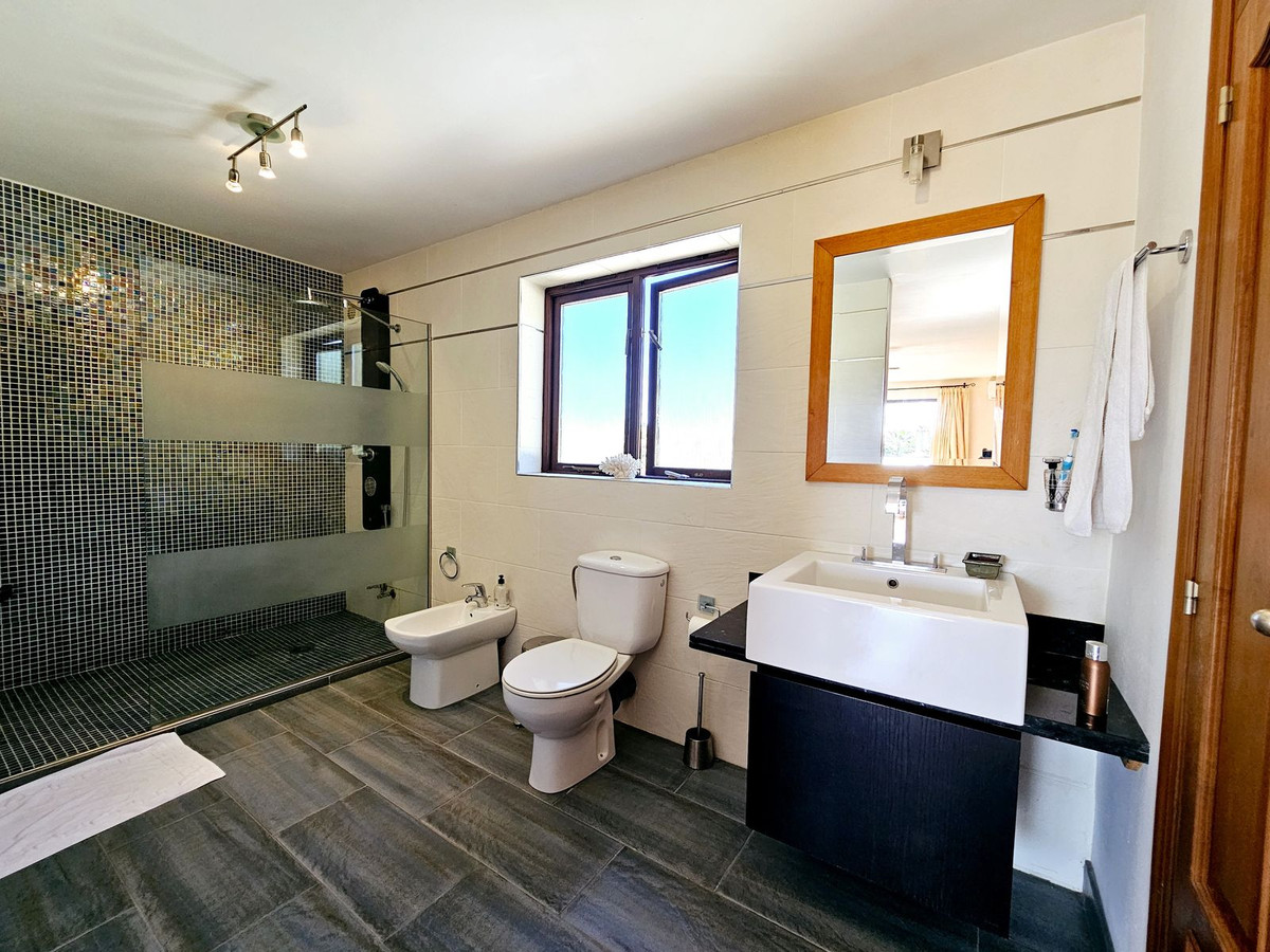 6 Bedroom Villa in Estepona - Photo 20