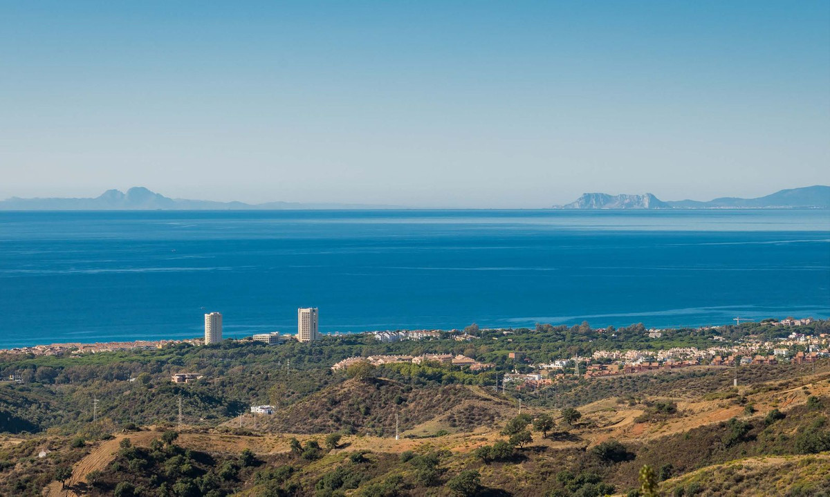 2 Bedroom Apartment in Marbella - Photo 2