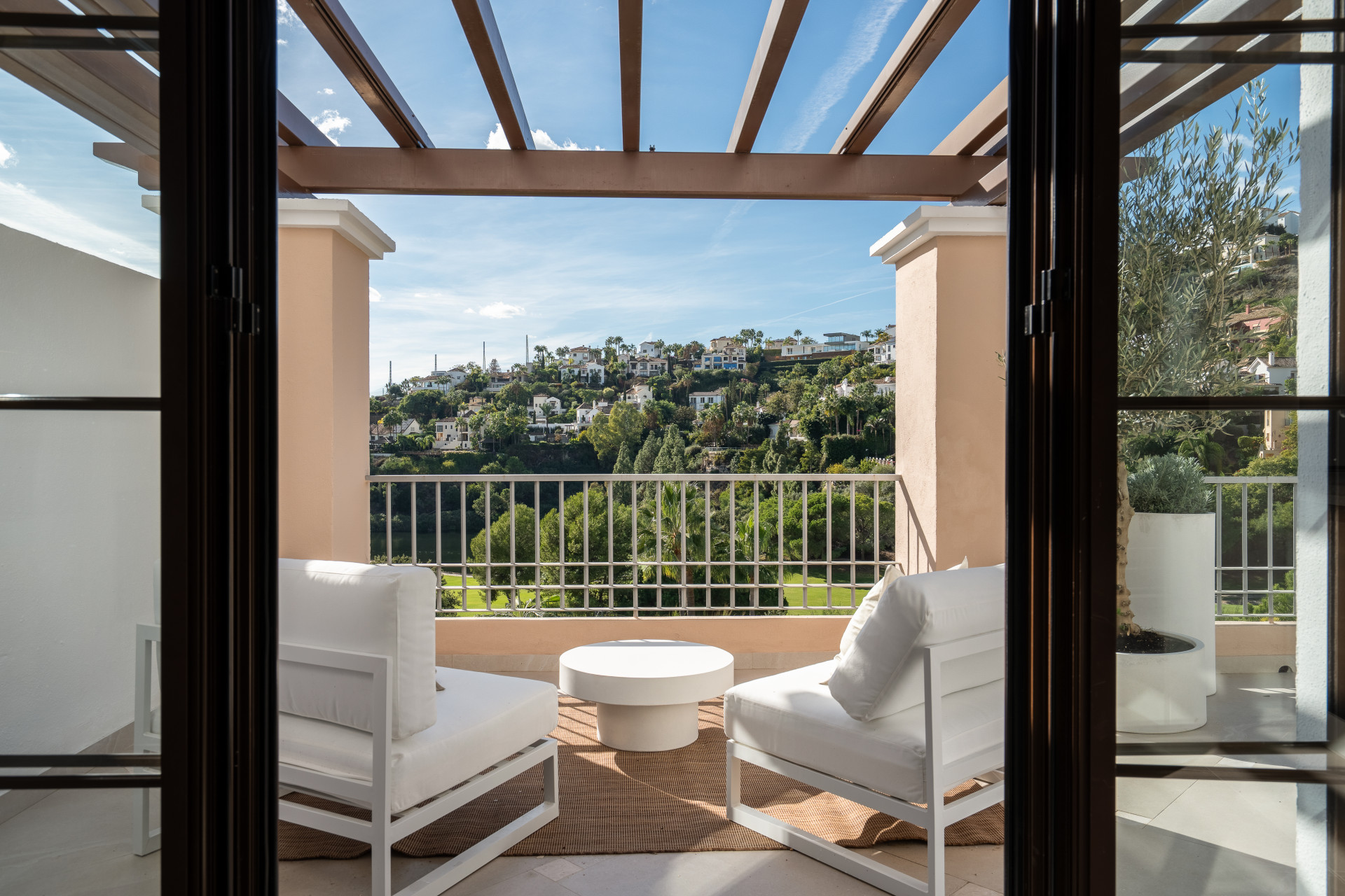 3 Bedroom Penthouse in Benahavís - Photo 2