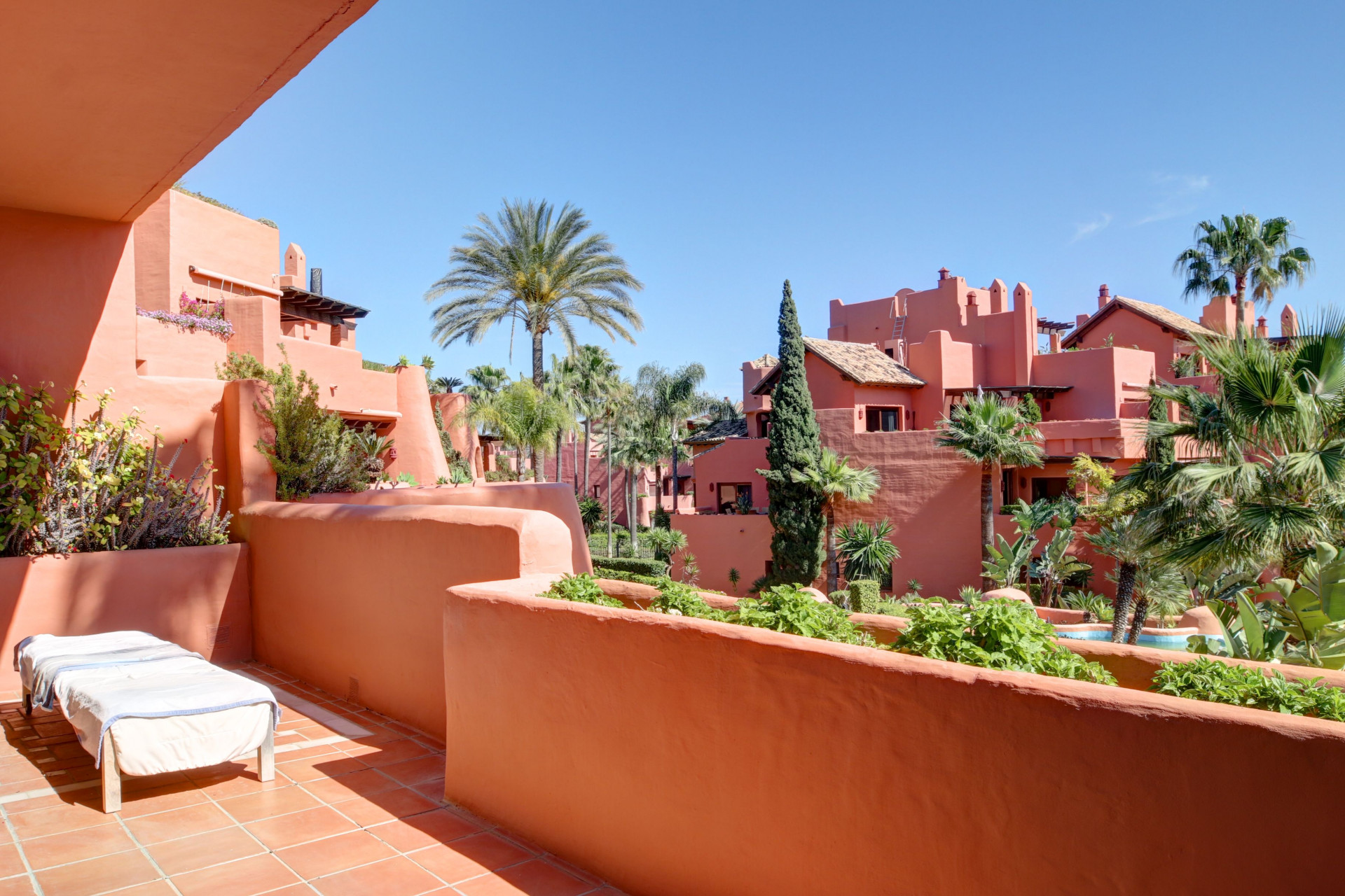 2 Bedroom Apartment in Estepona - Photo 2