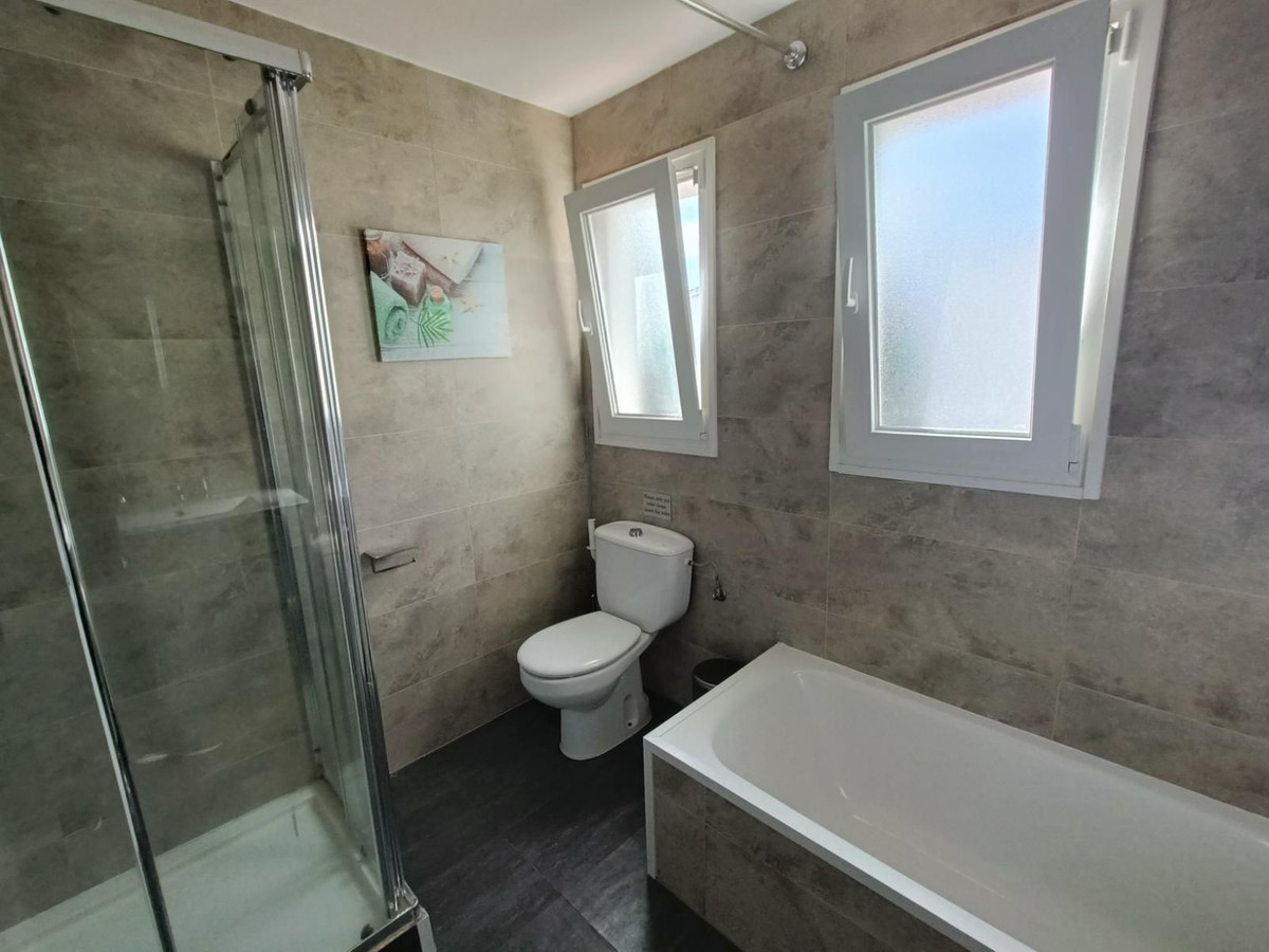 2 Bedroom Apartment in Estepona - Photo 21