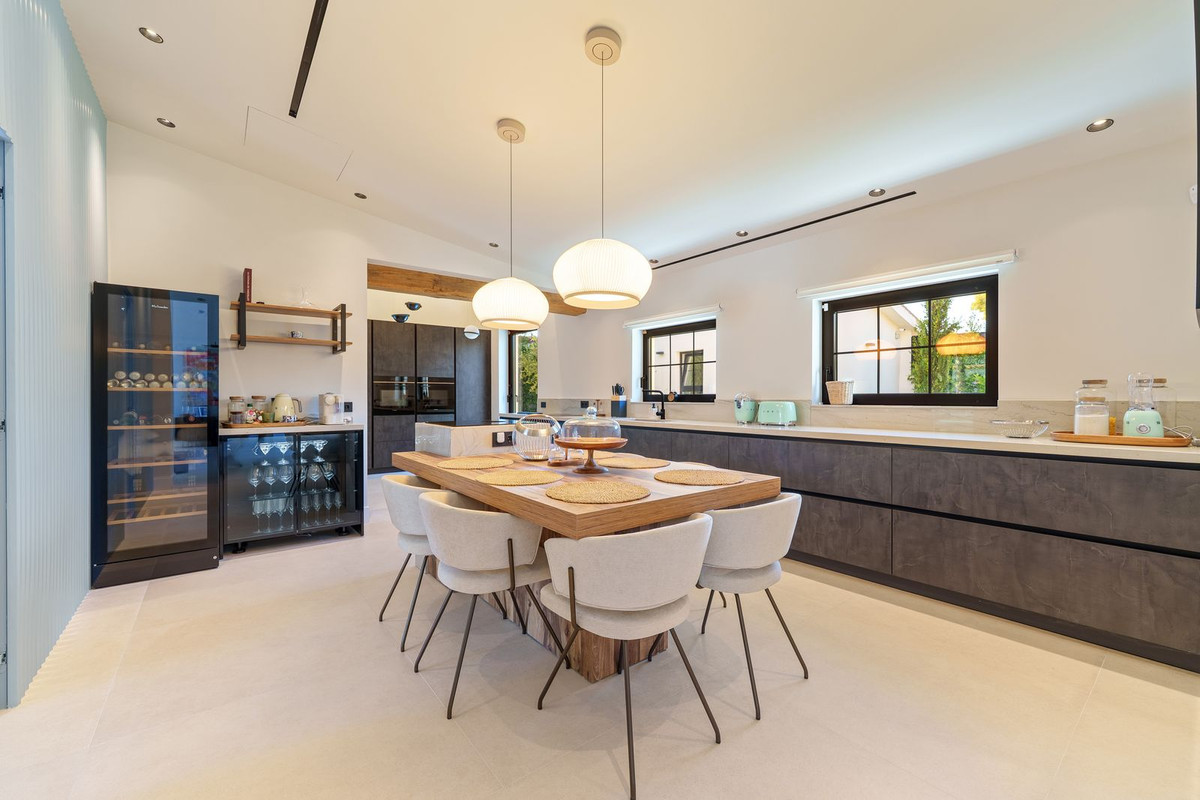 5 Bedroom Villa in Marbella - Photo 11