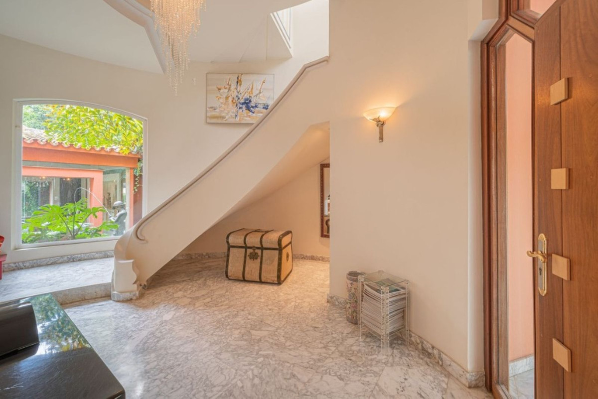 5 Bedroom Villa in Marbella - Photo 28