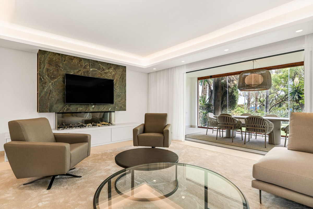 4 Bedroom Townhouse in Estepona - Photo 6