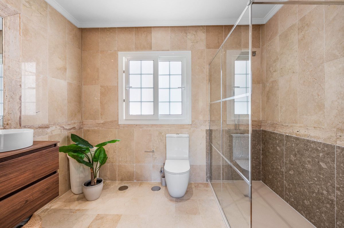 3 Bedroom Villa in Marbella - Photo 10
