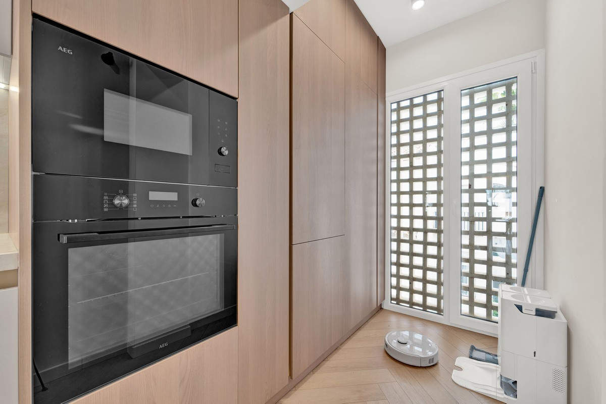 2 Bedroom Apartment in Estepona - Photo 7