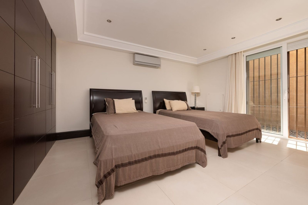 6 Bedroom Villa in Marbella - Photo 27