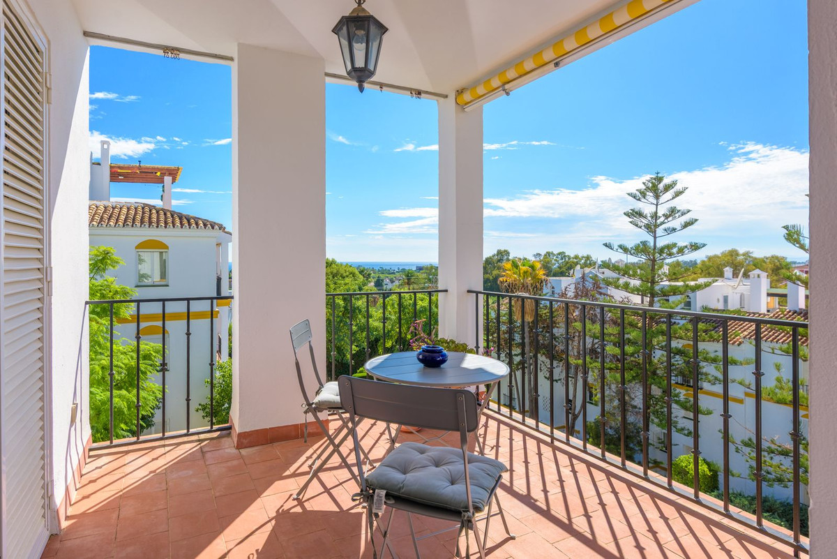 2 Bedroom Penthouse in Estepona - Photo 5
