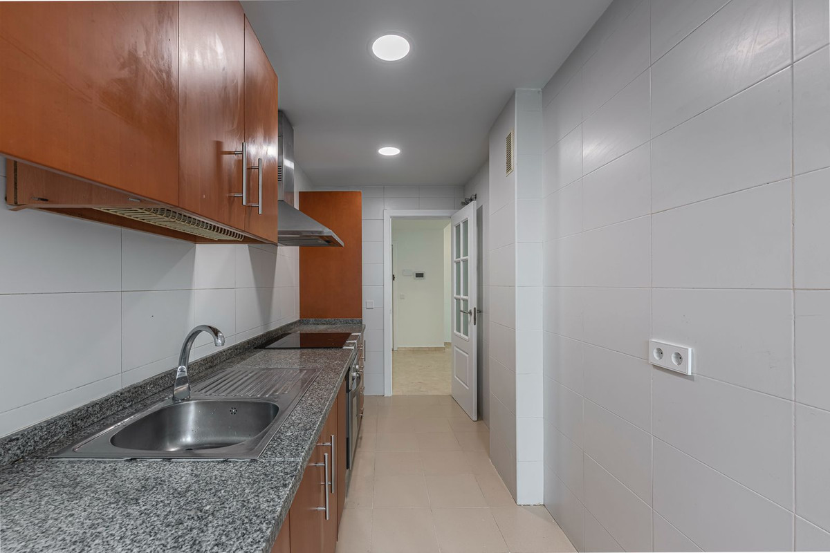 2 Bedroom Apartment in Estepona - Photo 13
