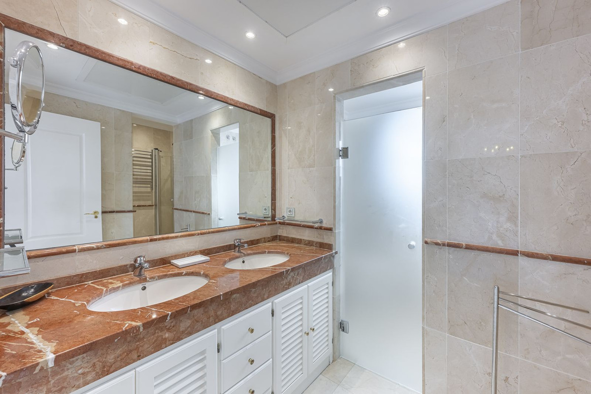 4 Bedroom Penthouse in Estepona - Photo 22