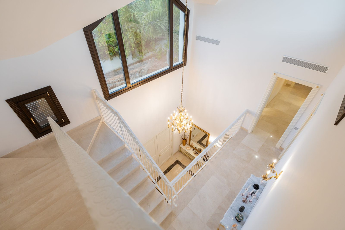 7 Bedroom Villa in San Pedro de Alcántara - Photo 18