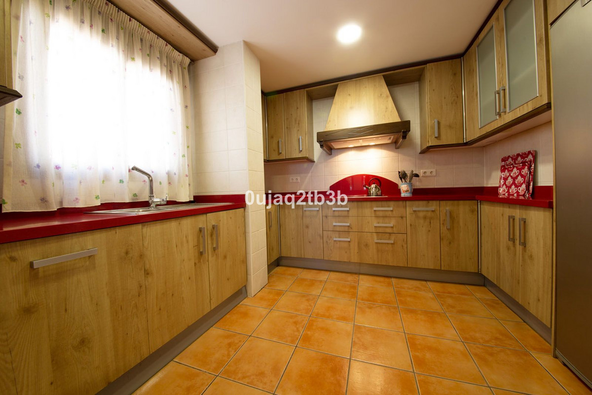 6 Bedroom Villa in Estepona - Photo 12