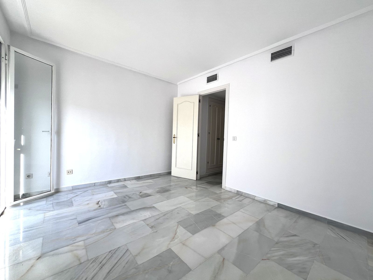 2 Bedroom Apartment in Estepona - Photo 8