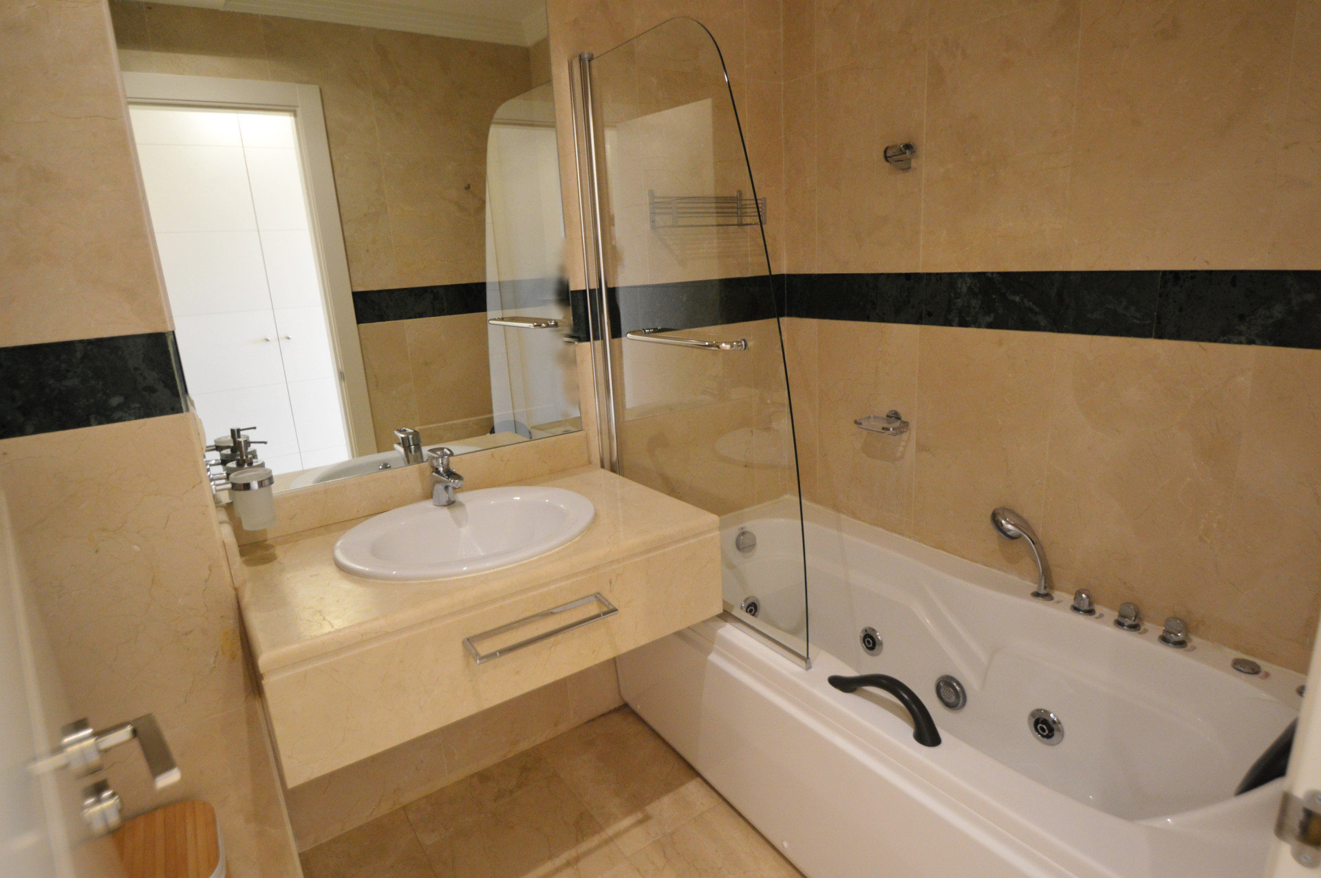 3 Bedroom Apartment in Marbella - Photo 27