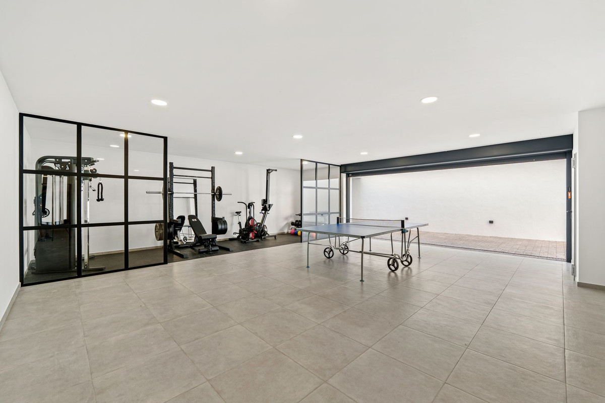 5 Bedroom Villa in Marbella - Photo 30
