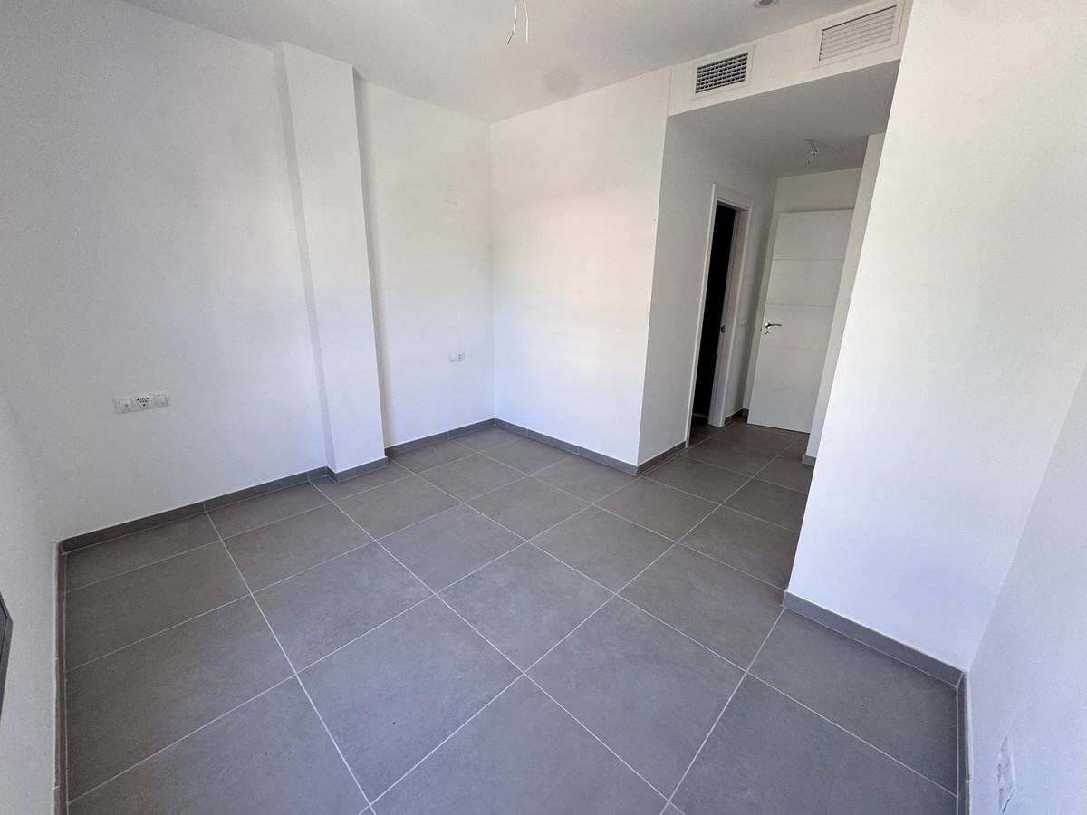 2 Bedroom Apartment in Benalmádena - Photo 26