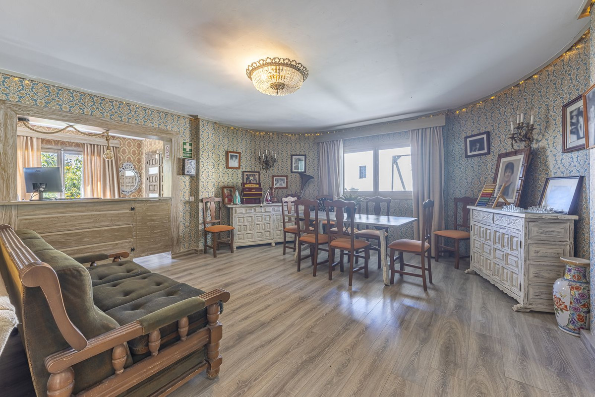 12 Bedroom Villa in Marbella - Photo 52