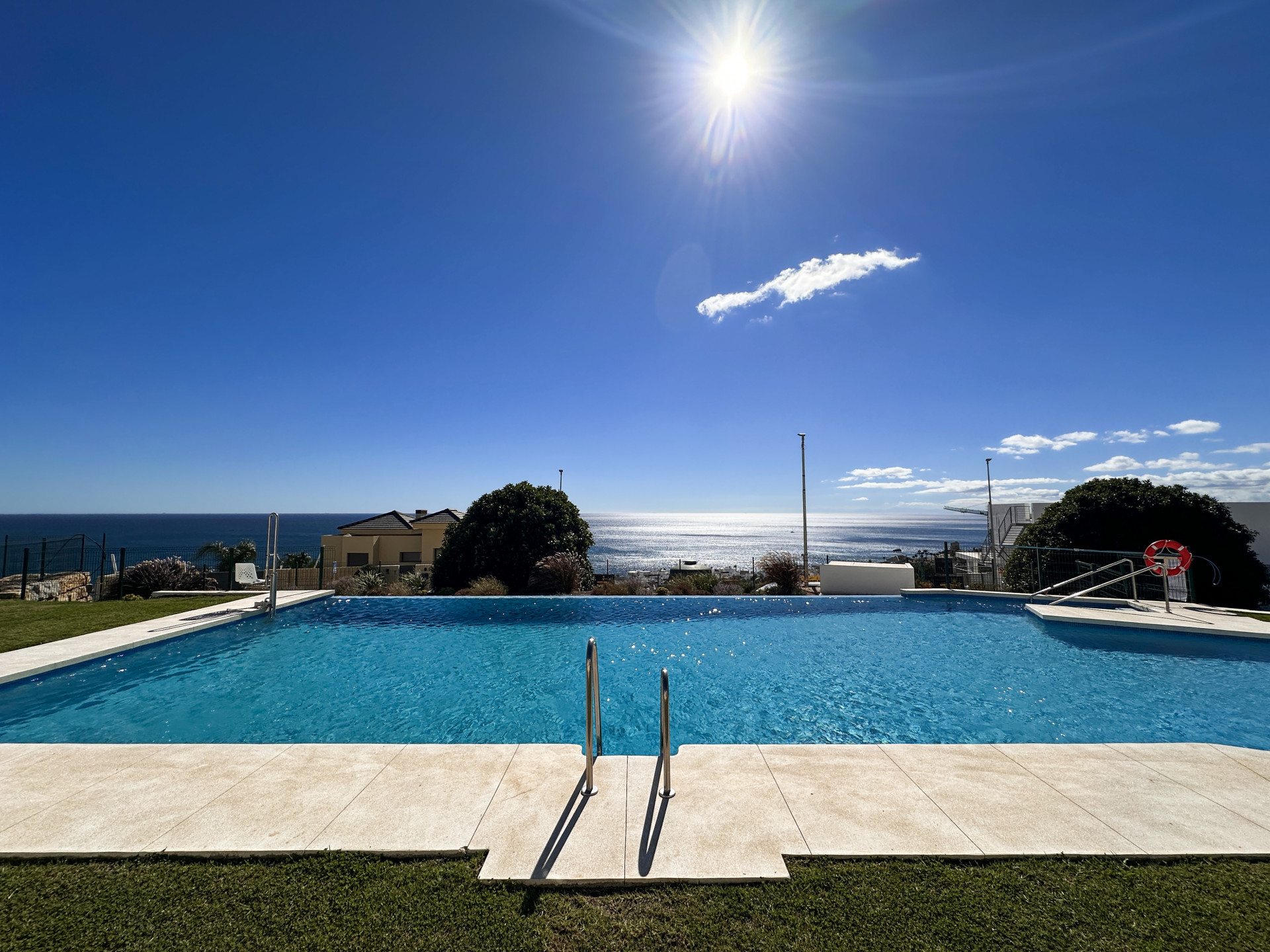 3 Bedroom Apartment in Estepona - Photo 2