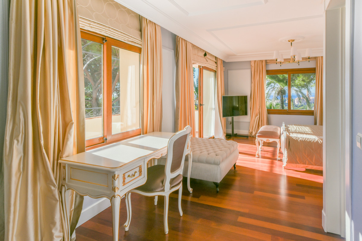5 Bedroom Villa in Marbella - Photo 25