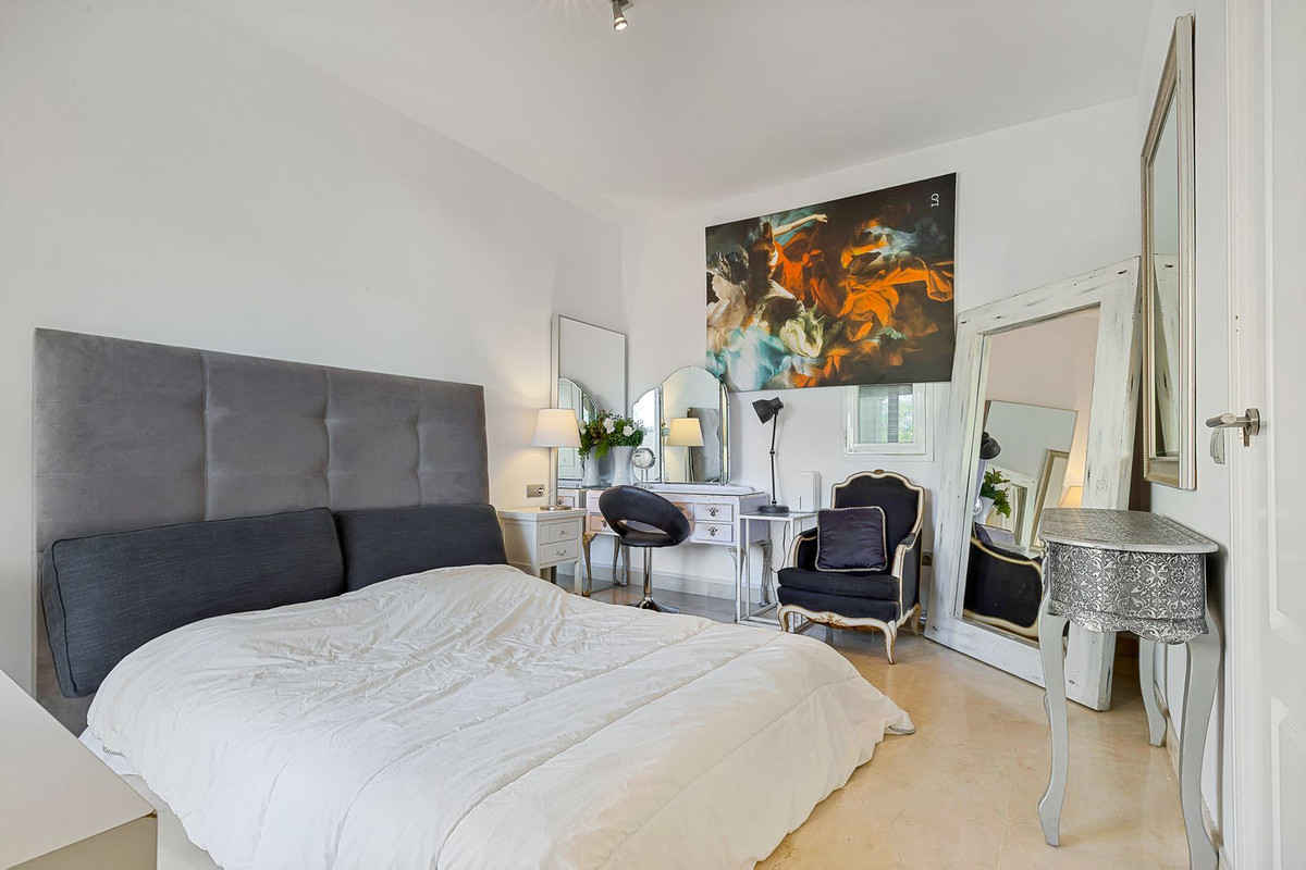 1 Bedroom Apartment in Benahavís - Photo 7