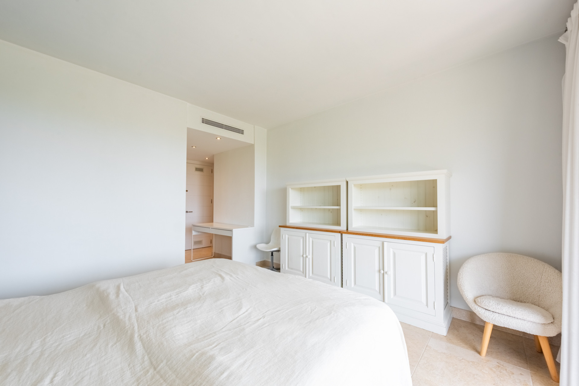 2 Bedroom Apartment in Benahavís - Photo 13
