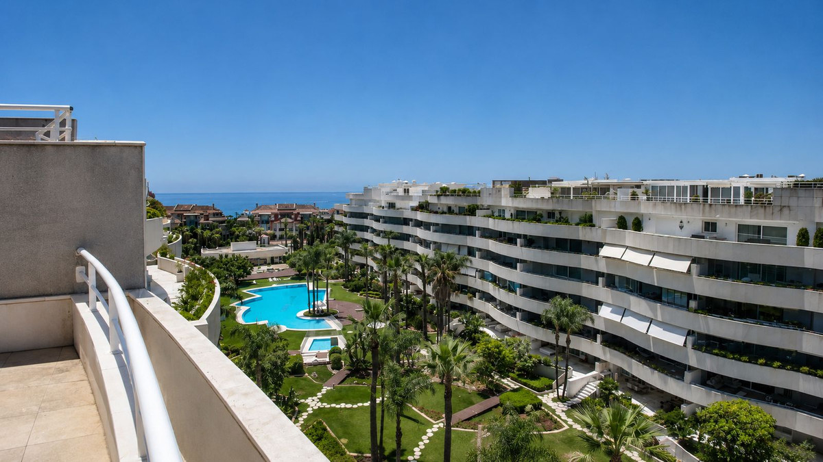 Piso de 4 dormitorios con piscina en Málaga – Foto 11