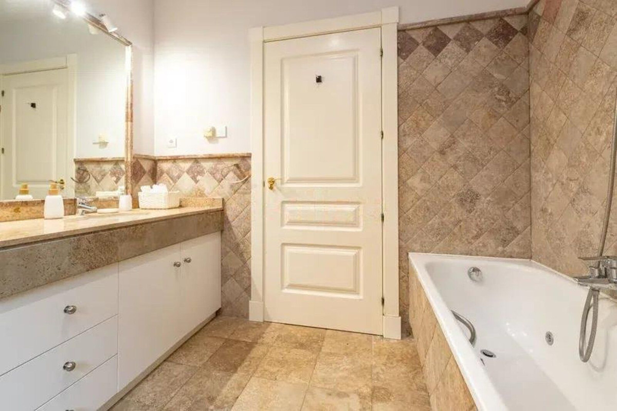 3 Bedroom Apartment in Marbella - Photo 9