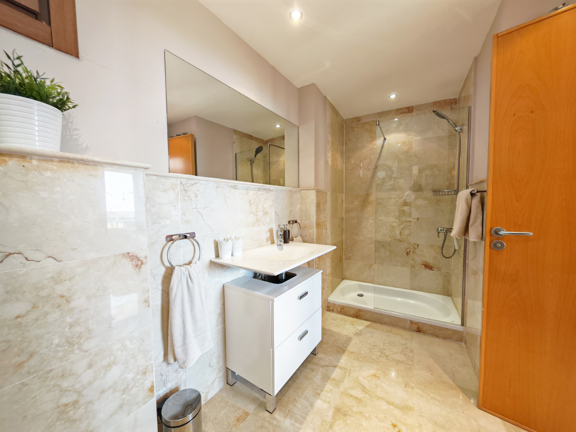 3 Bedroom Apartment in Marbella - Photo 14