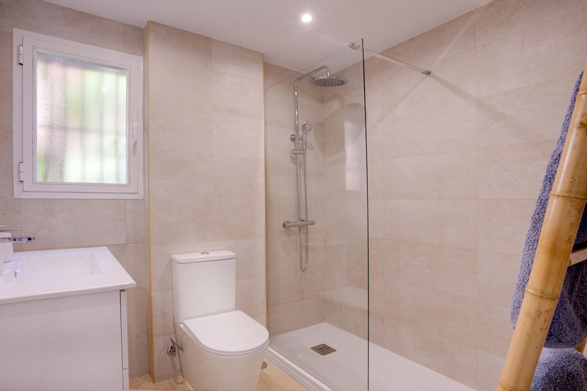 2 Bedroom Apartment in Estepona - Photo 10
