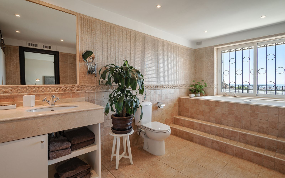 4 Bedroom Villa in Marbella - Photo 23