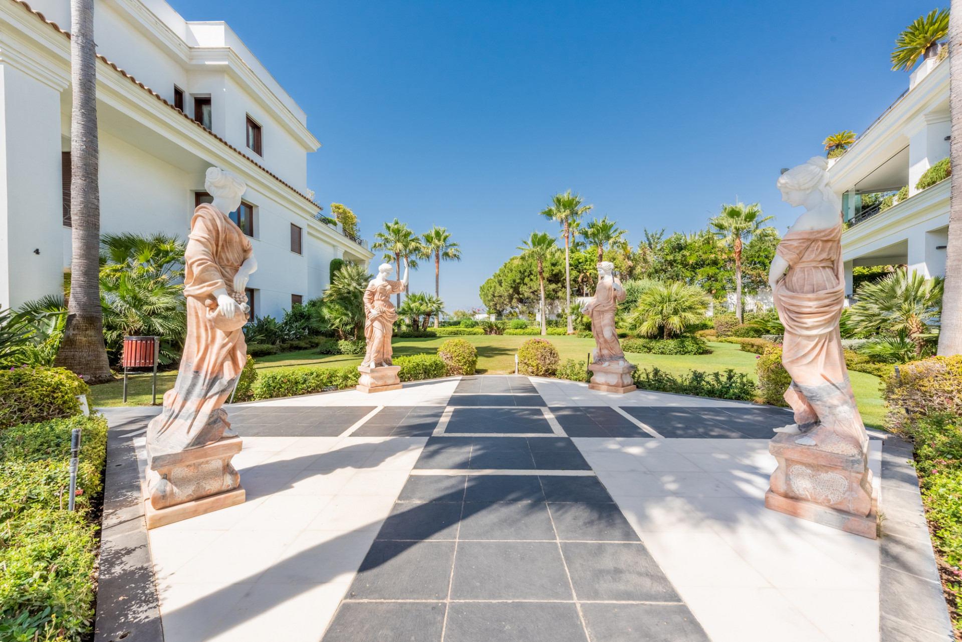 2 Bedroom Apartment in Estepona - Photo 28