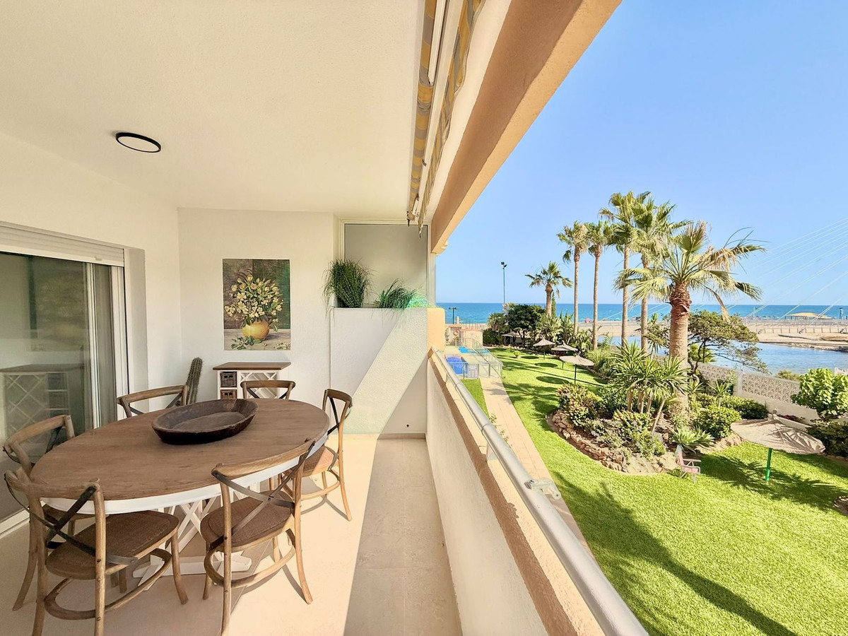 2 Bedroom Apartment in Fuengirola - Photo 2