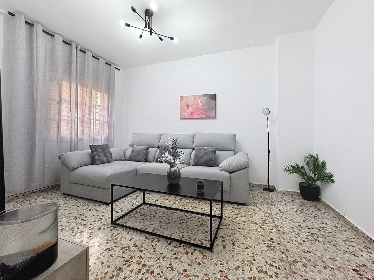 5 Bedroom Villa in Estepona - Photo 8