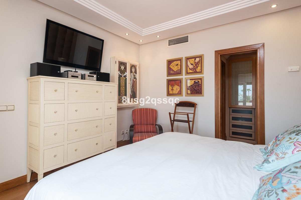 4 Bedroom Villa in Estepona - Photo 19