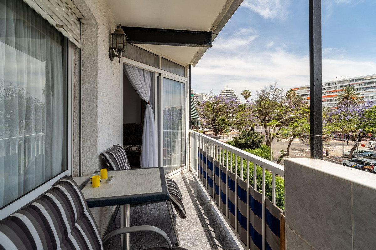 2 Bedroom Apartment in Benalmádena - Photo 2