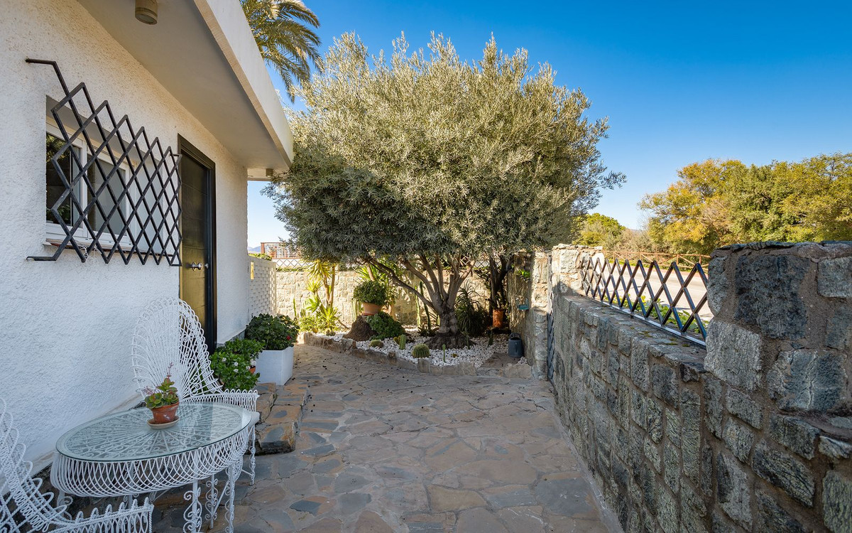 4 Bedroom Villa in Marbella - Photo 35