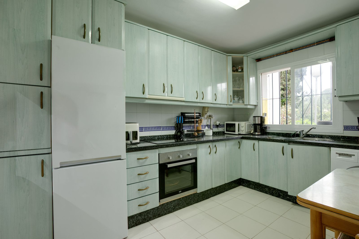 3 Bedroom Townhouse in Estepona - Photo 7