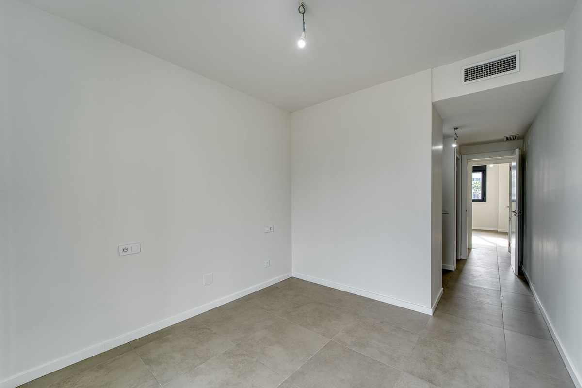 2 Bedroom Apartment in Torremolinos - Photo 11